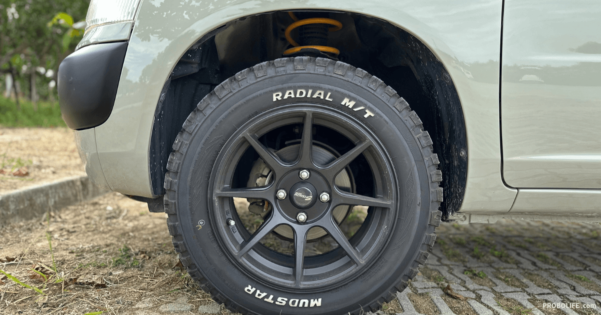 カスタム後のトヨタ・プロボックスのMUDSTAR RADIAL M/Tタイヤとブラックホイール、リフトアップスプリングを撮影:owners PROBOX